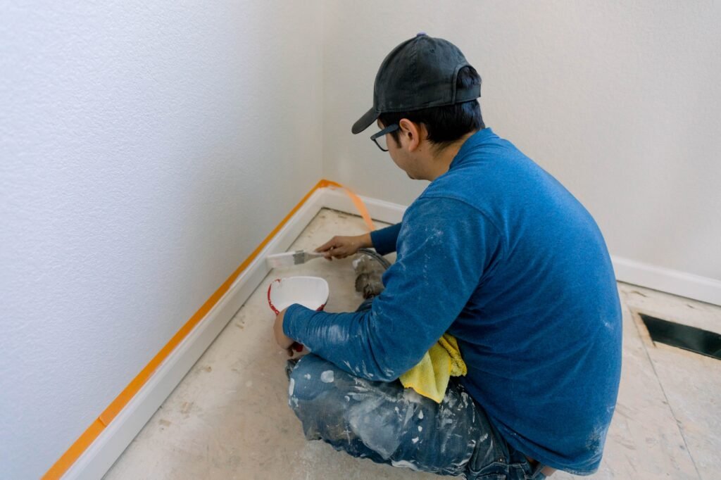 reformas en lleida - reformas en lleida,empresa de reformas en Lleida,reformas de pisos y locales,Reformas el jighi Construction worker painting the trim on a home remodel